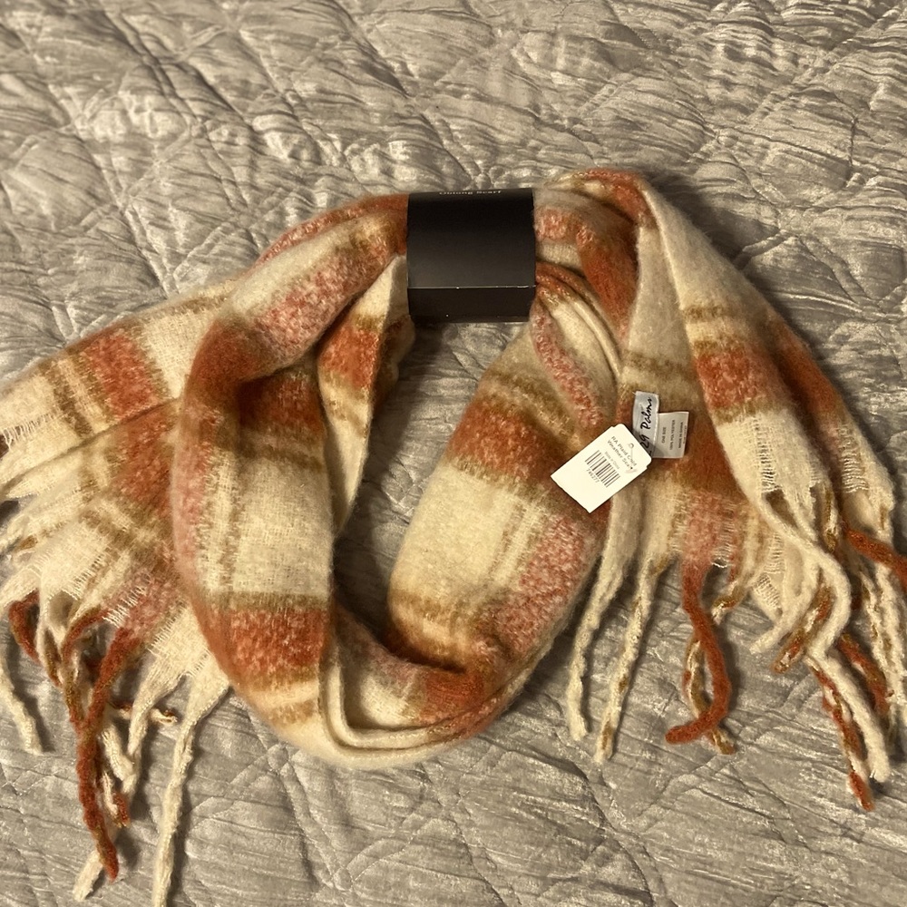 ✨NWT. 29 Psalms Oblong Scarf. Color: Ivory/Rust💫